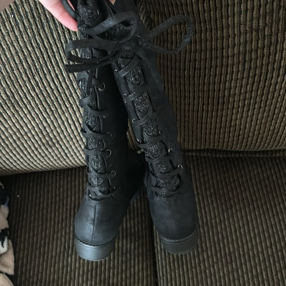 Gently Worn SO Boots - Picture 2 of 6